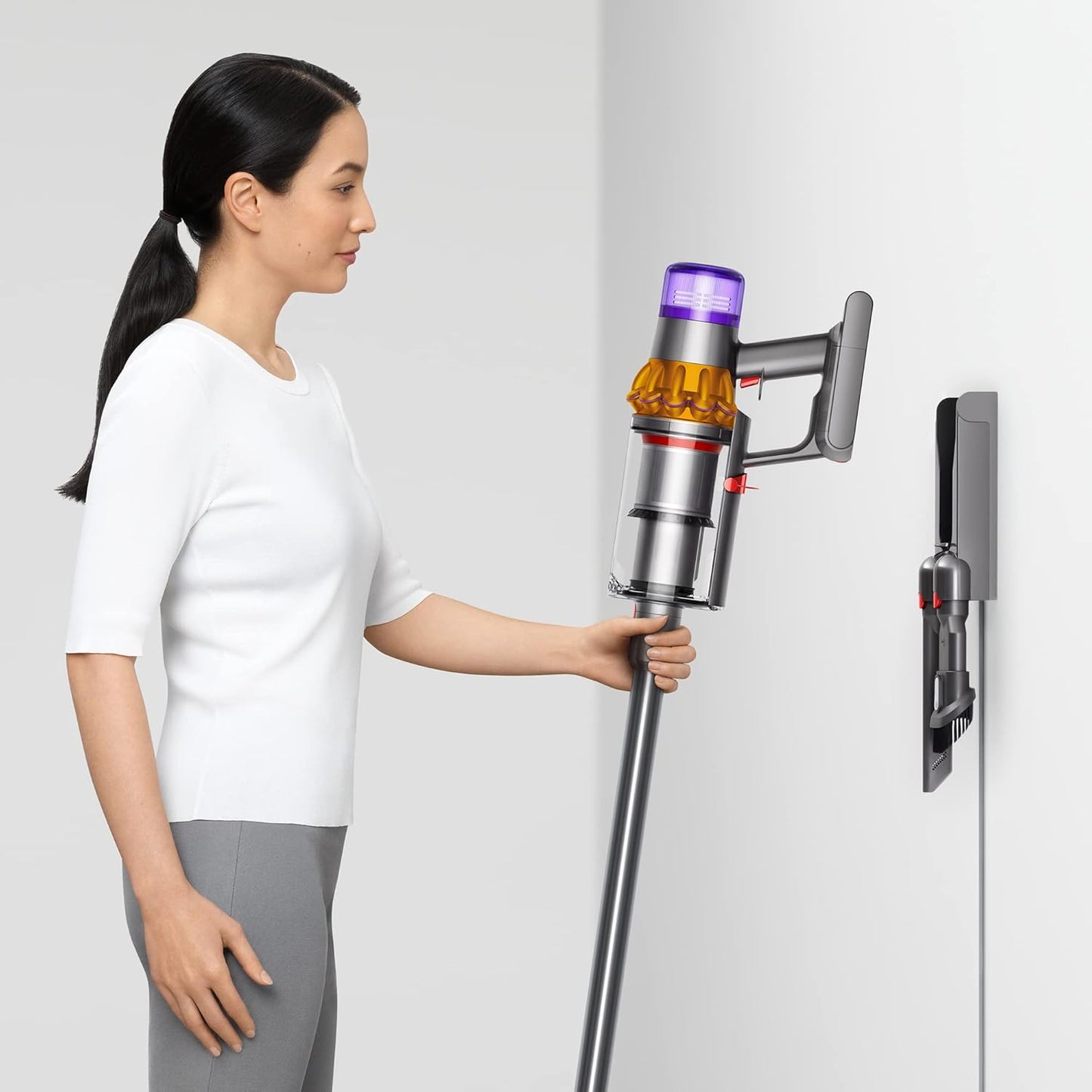 مكنسة كهربائية لاسلكية Dyson V15 Detect، باللون الأصفر/النيكل